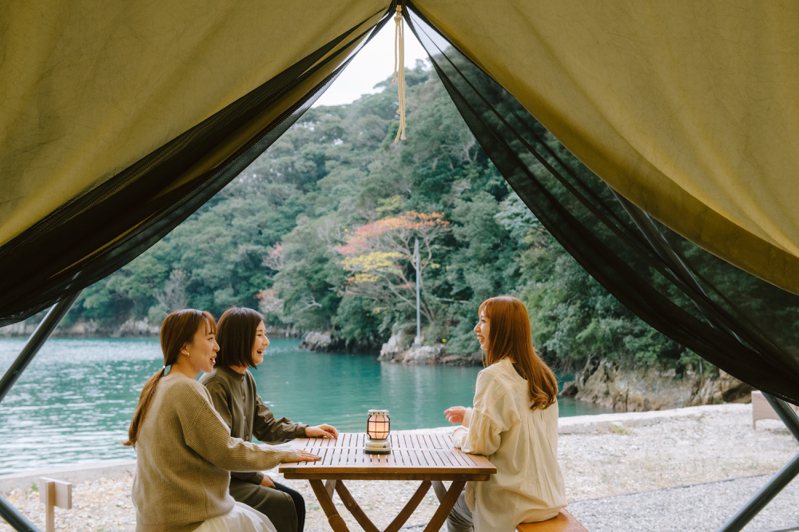 2021年7月開設【中之島 GLAMPING CABIN】，讓旅客也可以在中之島體驗露營的趣味。與一般豪華露營不同的是，這裡同時提供了露營住宿與飯店住宿。圖/遊日本有限公司提供