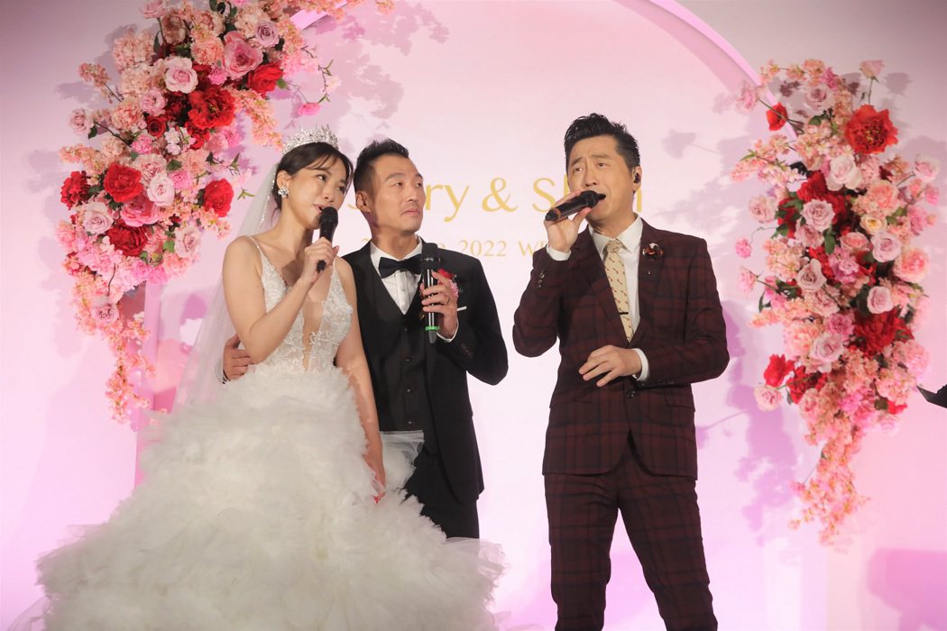 庾澄慶（右）為節目獻出婚禮歌手處女秀。圖／東森提供