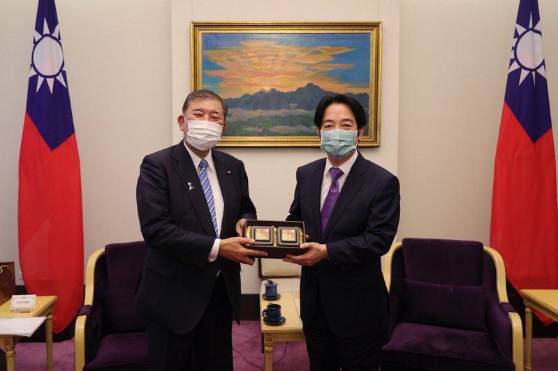副總統賴清德（右）今天上午接見「思考日本安全保障議員之會」訪台團，包括日本眾議院眾議員石破茂（左）。圖／總統府提供