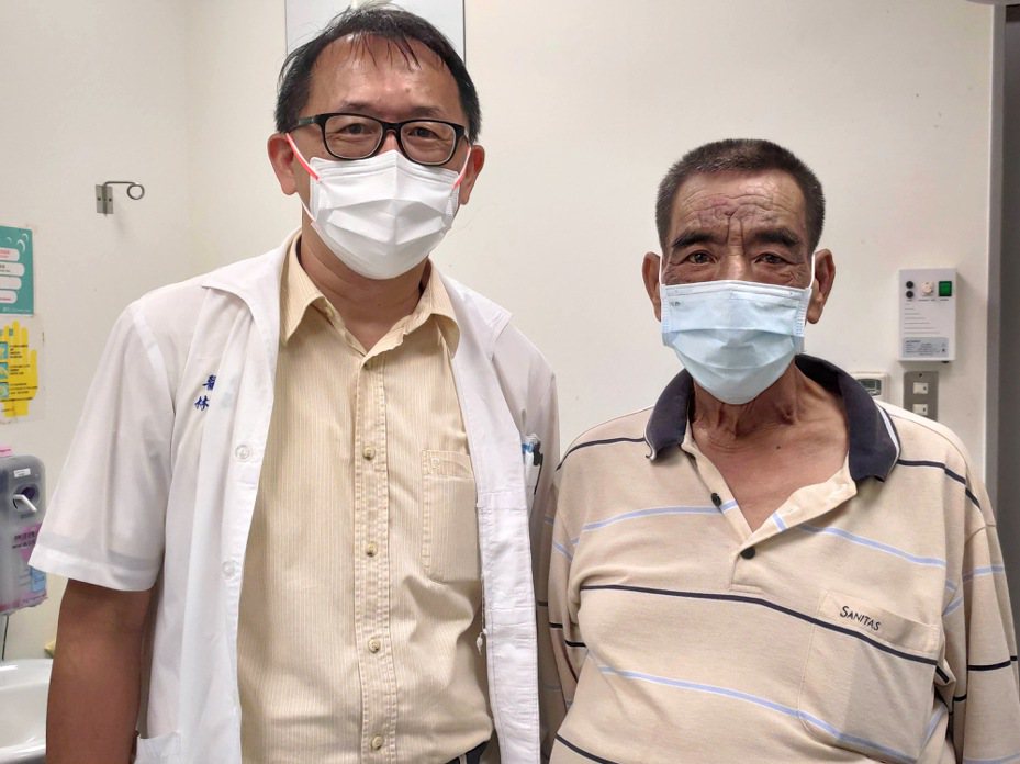 淡水馬偕紀念醫院肝臟醫學中心主任林俊昌（左）與順利完成肝臟移植的潘先生。圖／馬偕醫院提供