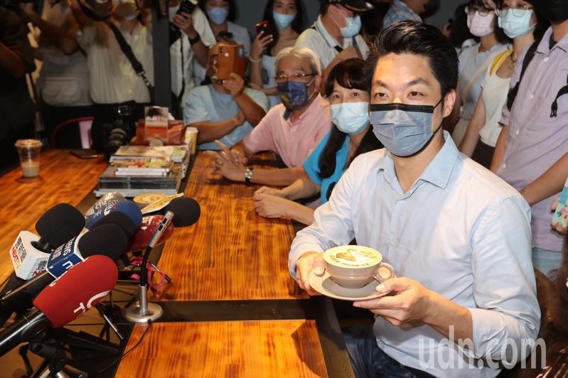 國民黨台北市長參選人蔣萬安出席「民生社區媽媽邀蔣萬安，一同喝咖啡、聊是非」活動。記者胡經周／攝影