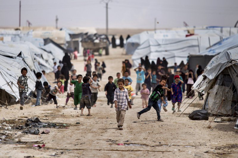 敘利亞東北部的阿爾霍爾拘留營，收容約5.5萬因IS戰爭而失去家園的人，其中93%是婦女和孩童，近半數12歲以下。美聯社