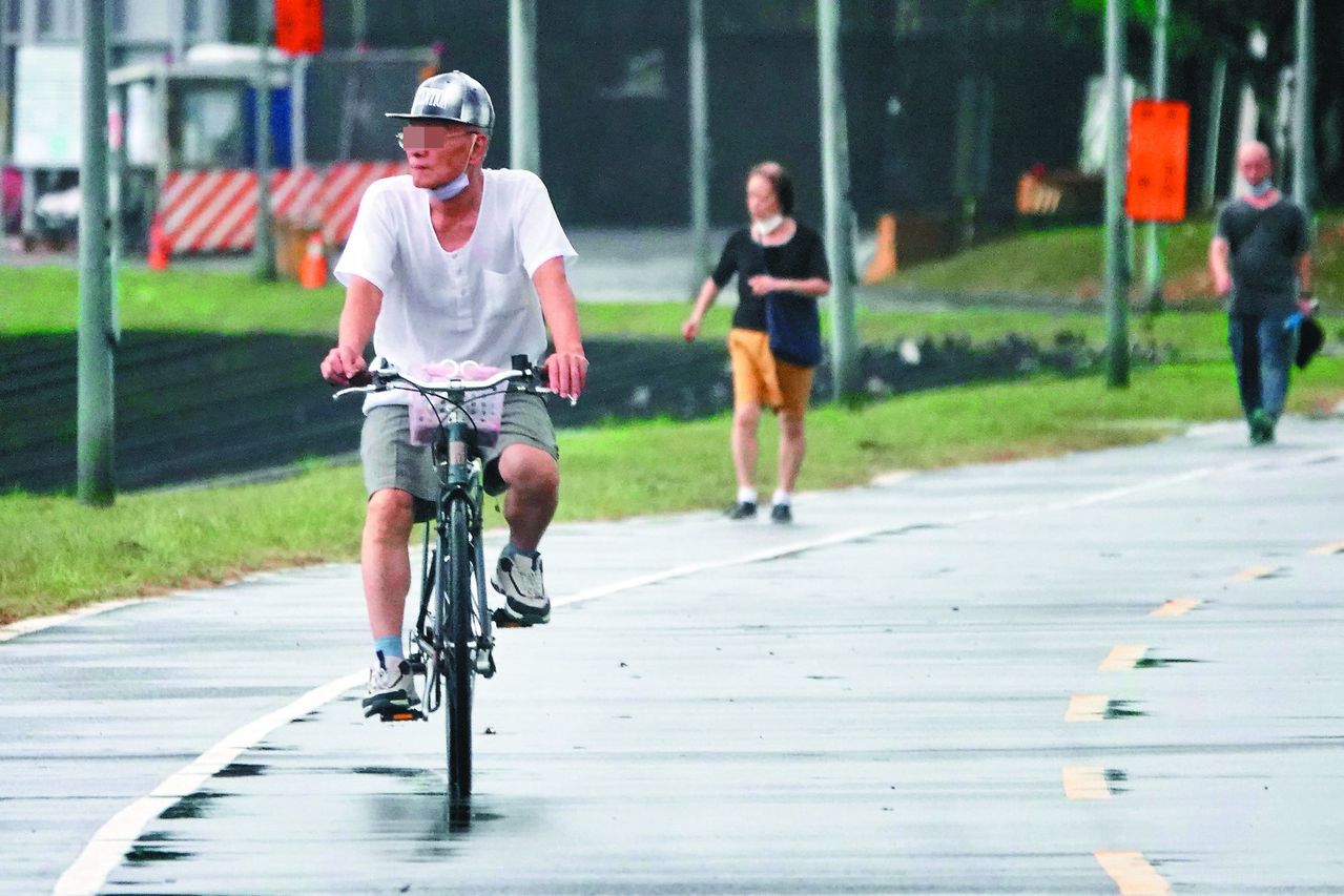 防疫指揮中心已放寬騎機車與腳踏車不需戴口罩。記者林俊良／攝影