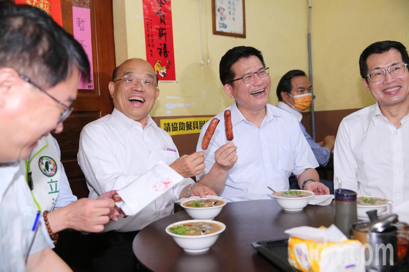 行政院長蘇貞昌（左二）與民進黨新北市長參選人林佳龍（右二），晚間在板橋品嘗在地美食。圖／台北市攝影記者聯誼會提供