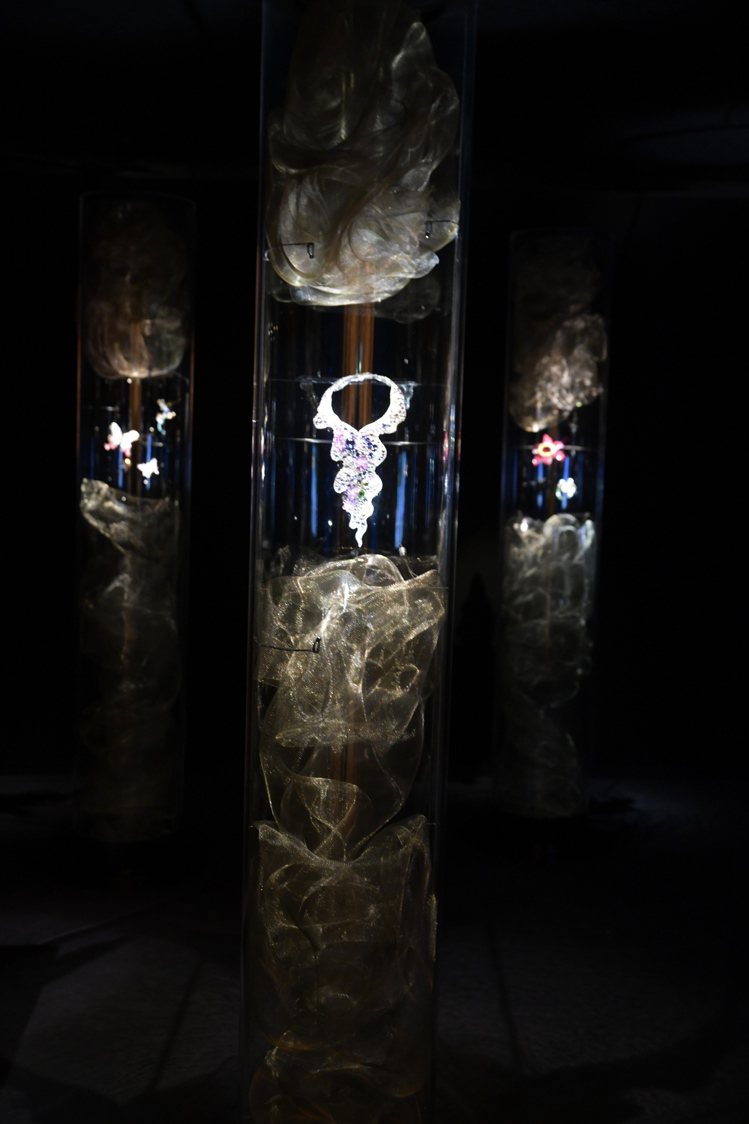 羅浮宮西翼裝飾藝術博物館特展現場，映襯珠寶的柔幻金屬絲網象徵串連東西的絲路。圖／ANNA HU提供