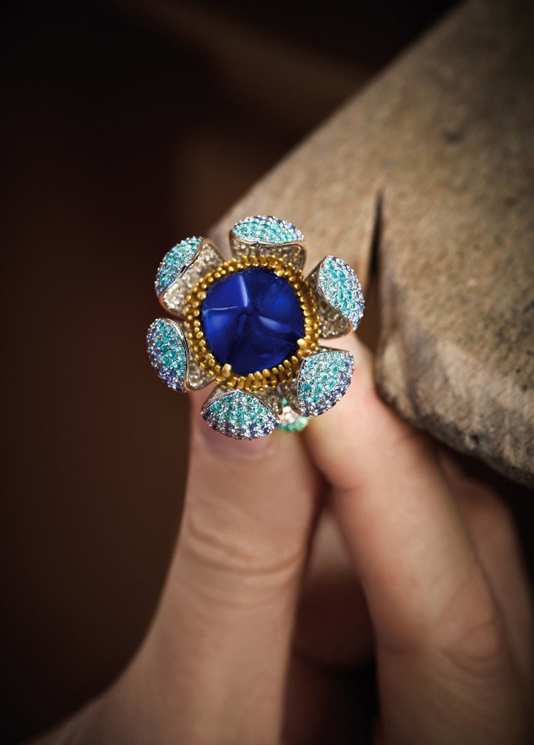ANNA HU 團團夏荷-傾國天香藍寶石戒指，花瓣可轉動開闔。 圖／ANNA HU提供
