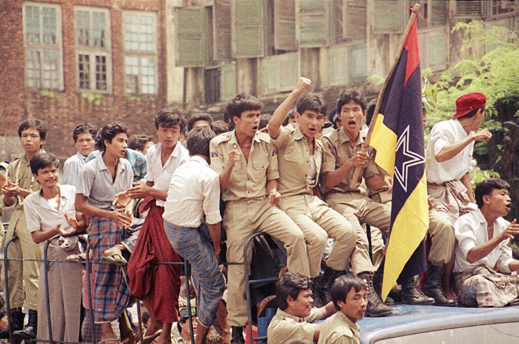 1988年的民主運動裡，也有警察加入示威者的行列，一起抗爭。 圖／美聯社