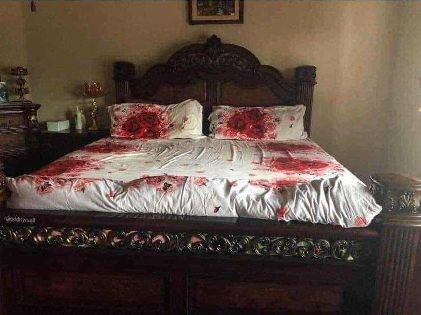 有網友分享一組玫瑰樣式的床套組，但遠遠看卻像是沾滿血跡，相當駭人。 圖擷自奇葩裝潢分享中心