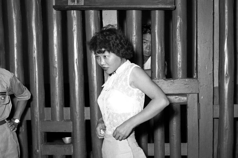 台北市西寧南路成都路口，兩名百老匯酒吧女子，因身著短褲引發圍觀，還出動警員協助處理。圖／聯合報系資料照片