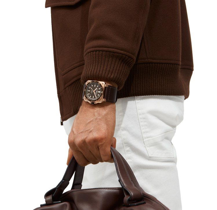 具備皮表帶、橡膠表帶BR 03-92 Diver Brown Bronze腕表，可在都市、戶外自由切換造型。圖 / Bell & Ross提供