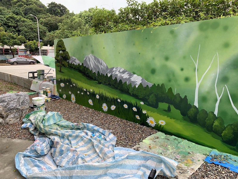 辛亥生態公園內有滯洪池，台北市府公園處近日施工彩繪，被笑說是「多了很多變電箱」。圖／許晉誌提供