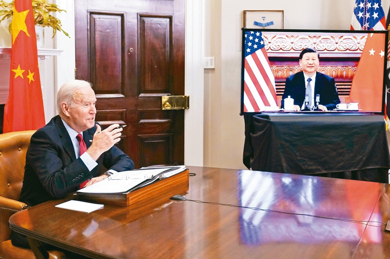 美國總統拜登與大陸國家主席習近平在台灣時間28日晚間通話超過2小時。圖為兩人去年視訊通話 美聯社