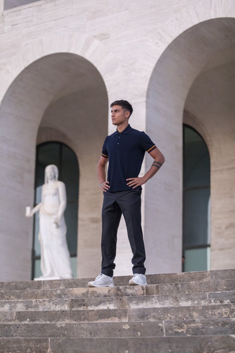 Paulo Dybala穿著FENDI特製服裝於FENDI羅馬總部 – 義大利文...