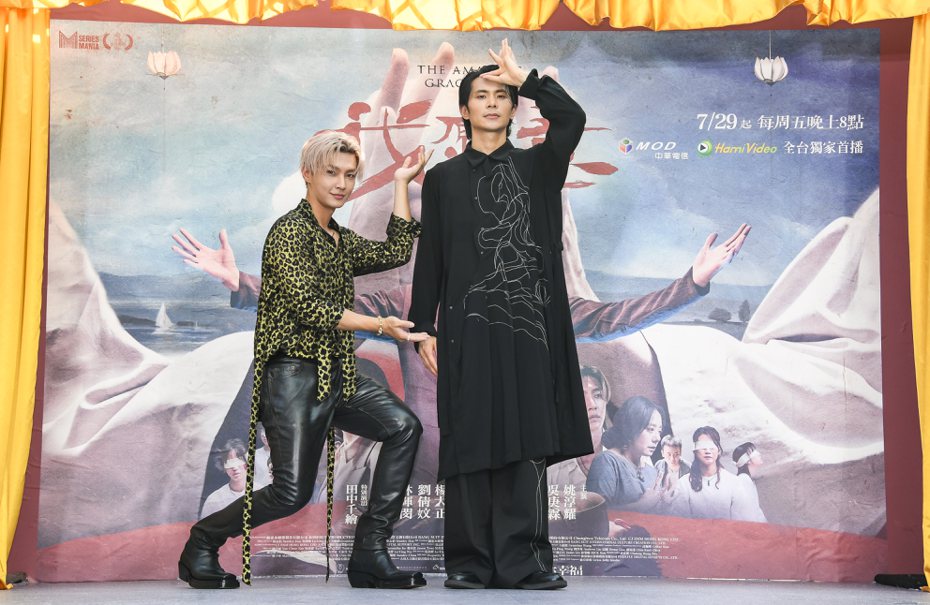 炎亞綸(左)在「我願意」中是姚淳耀的信徒。圖／絡思本娛樂製作提供
