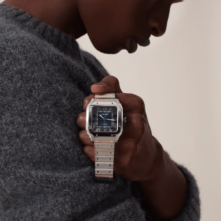 Santos de Cartier 藍面精鋼自動腕錶大型款，配可更換式金屬及皮革錶帶，約22萬元。圖／卡地亞提供