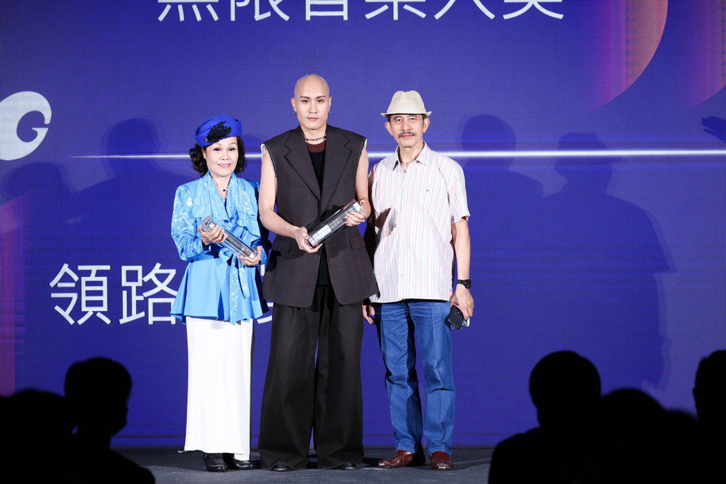 黃宣母親陳艾美（左起）、黃宣及黃宣父親29日一起出席「500Young」頒獎典禮...