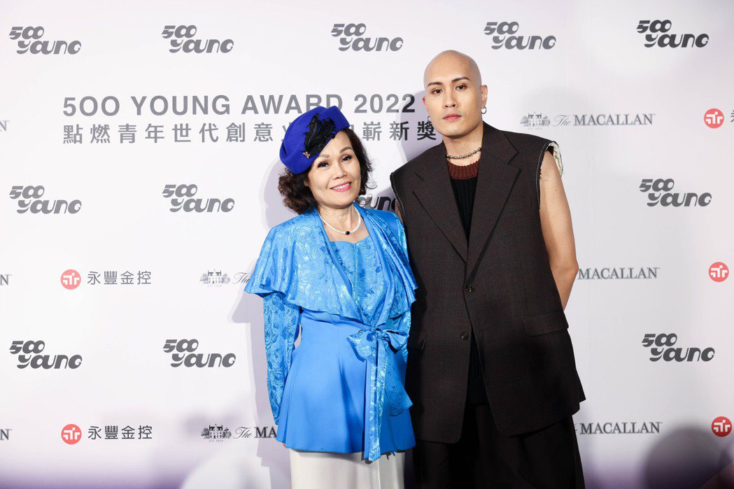 黃宣（右）和母親陳艾美29日一起出席「500Young」頒獎典禮。圖／500輯攝...