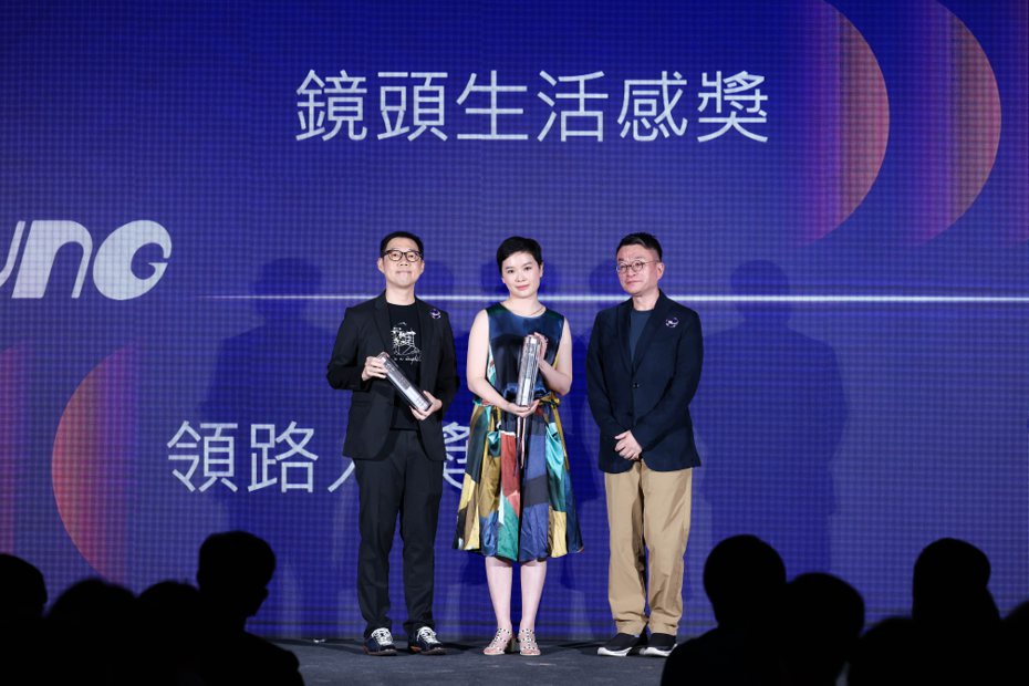 林書宇(左)、阮鳳儀與聞天祥在「500Young」頒獎典禮上合影。圖／500輯攝影團隊