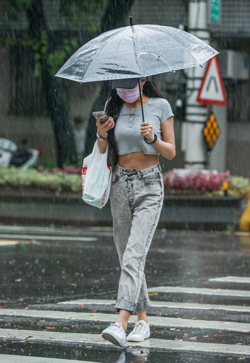 中央氣象局表示，未來一周天氣3重點，不僅高溫炎熱，且會有午後雷雨及較大雨勢，同時南海的熱帶擾動部直接影響台灣，但需要留意長浪，同時花東地區偶爾有雨。 聯合報系資料照片