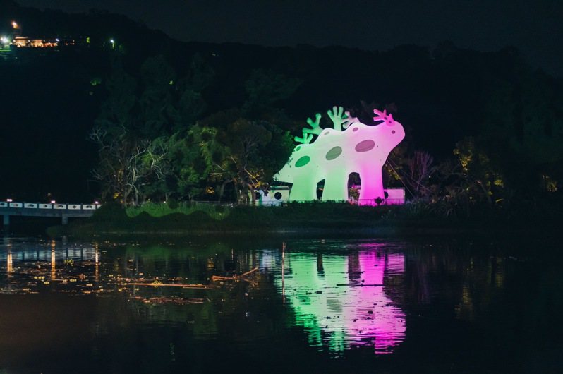 新竹市政府在青草湖推出湖光島藝術節，打造光獸矗立湖畔。圖／市府提供