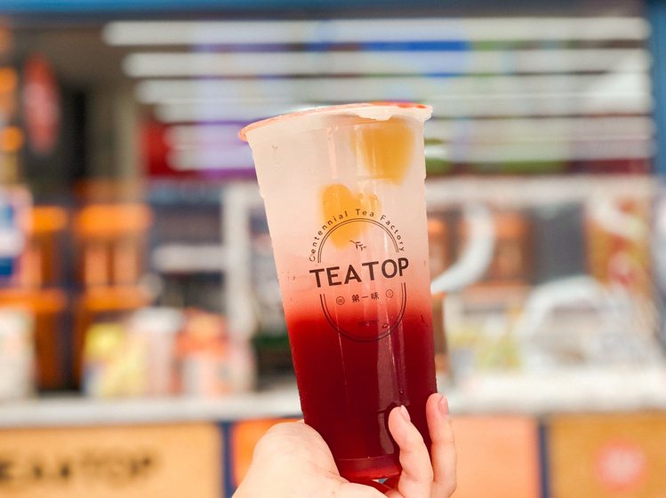 TEA TOP限定門市推出免費加愛心茶凍。圖／TEA TOP提供