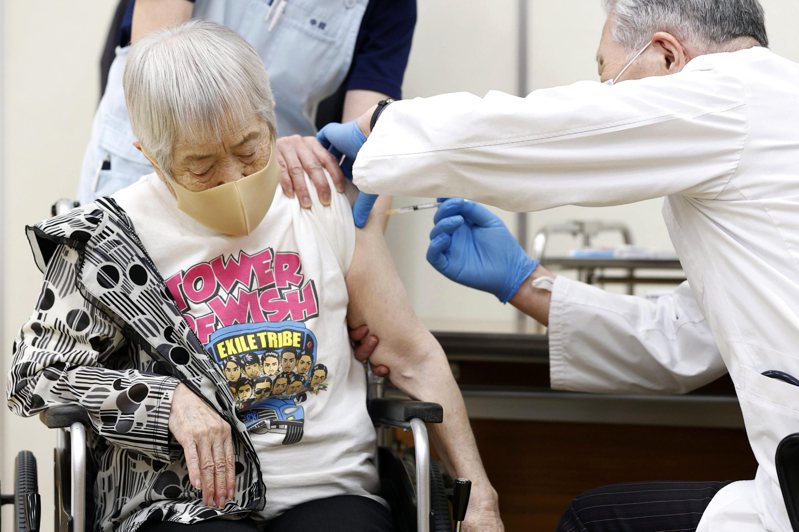 日本兵库县伊丹市一名年长妇人去年四月在养老院接种第一剂辉瑞疫苗。美联社(photo:UDN)