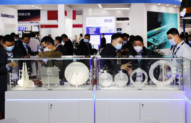 中國大陸近年積極推動半導體產業發展，圖為二○二一年上海舉辦「中國國際半導體展」，吸引眾多參觀者。（新華社）