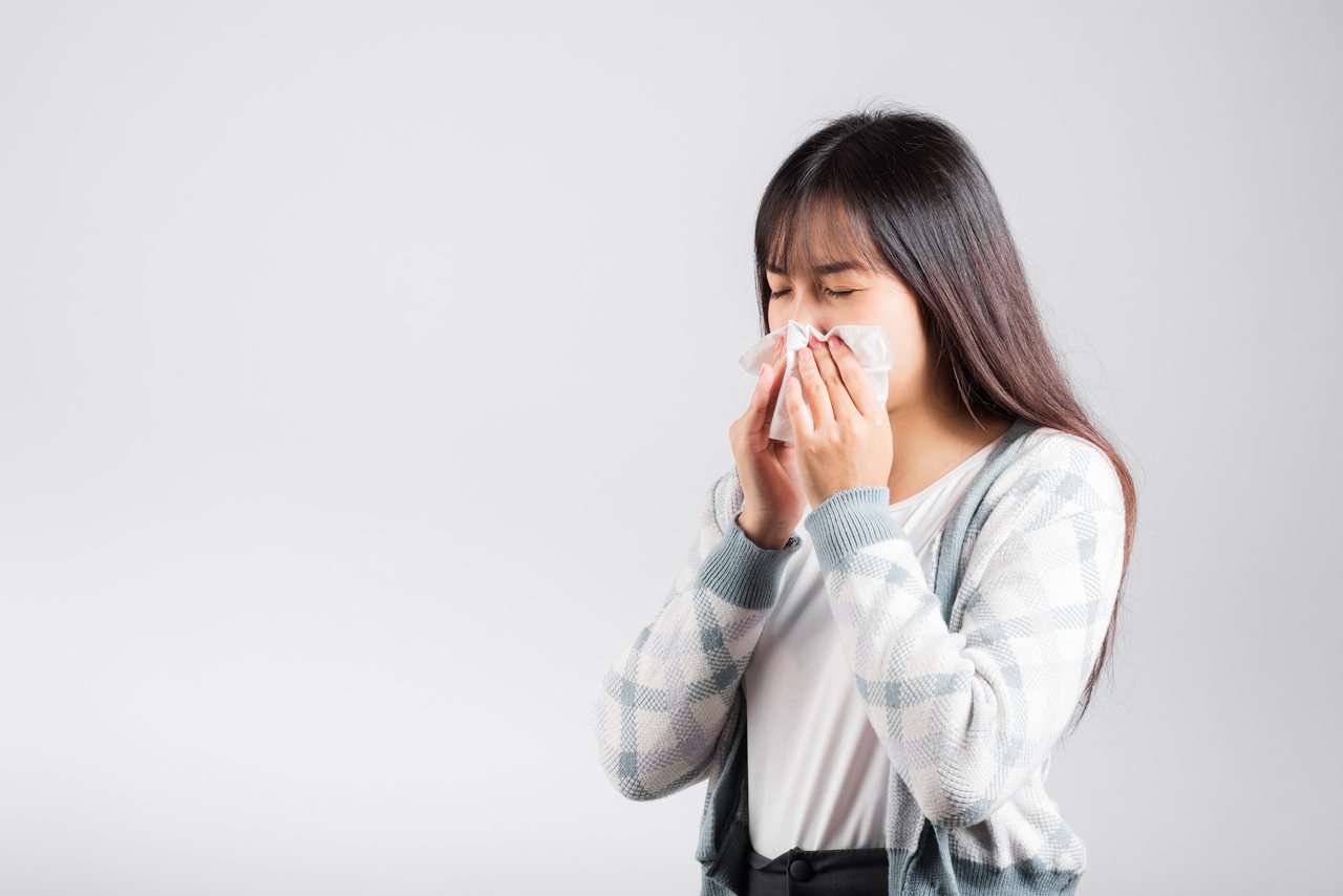 台灣鼻竇炎盛行率高達20%，加上環境潮濕、空氣汙染、人口密集等問題，讓許多人飽受鼻竇炎之苦。鼻竇炎長期出現鼻塞、鼻涕倒流等症狀，還會造成面部腫脹、有疼痛感。