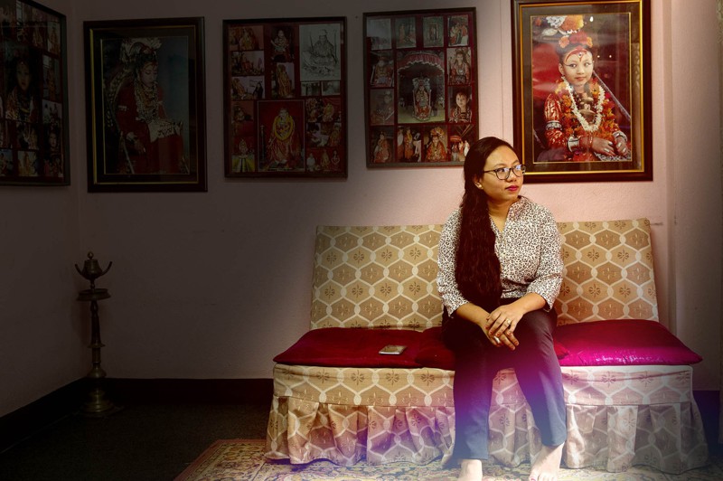 巴杰哈查雅6歲時獲選為活女神，現年27歲的她在加德滿都的家中，牆上掛滿她幼時擔任尼泊爾活女神的照片。圖／紐約時報
