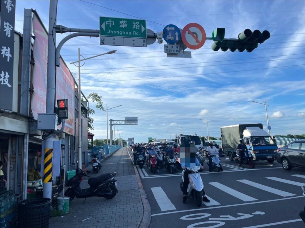 台南市在中華路設置科技執法新利器，有效降低事故發生。記者黃宣翰／翻攝