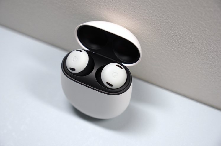 充電盒延續先前Pixel Buds系列霧白色、蛋形外觀設計。記者黃筱晴／攝影