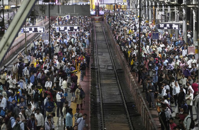 聯合國估計，印度將在明年取代中國，成為全球人口最多國家。圖為旅客擠在印度孟買火車站等車。（圖／美聯社）