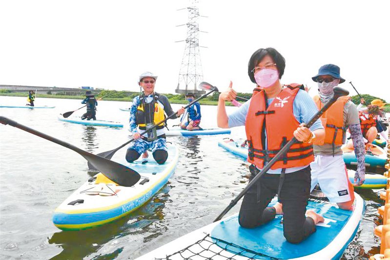 彰濱慶安水道「水樂園」，縣長王惠美啟用，一個月來吸引3萬多名遊客。圖／彰縣府提供