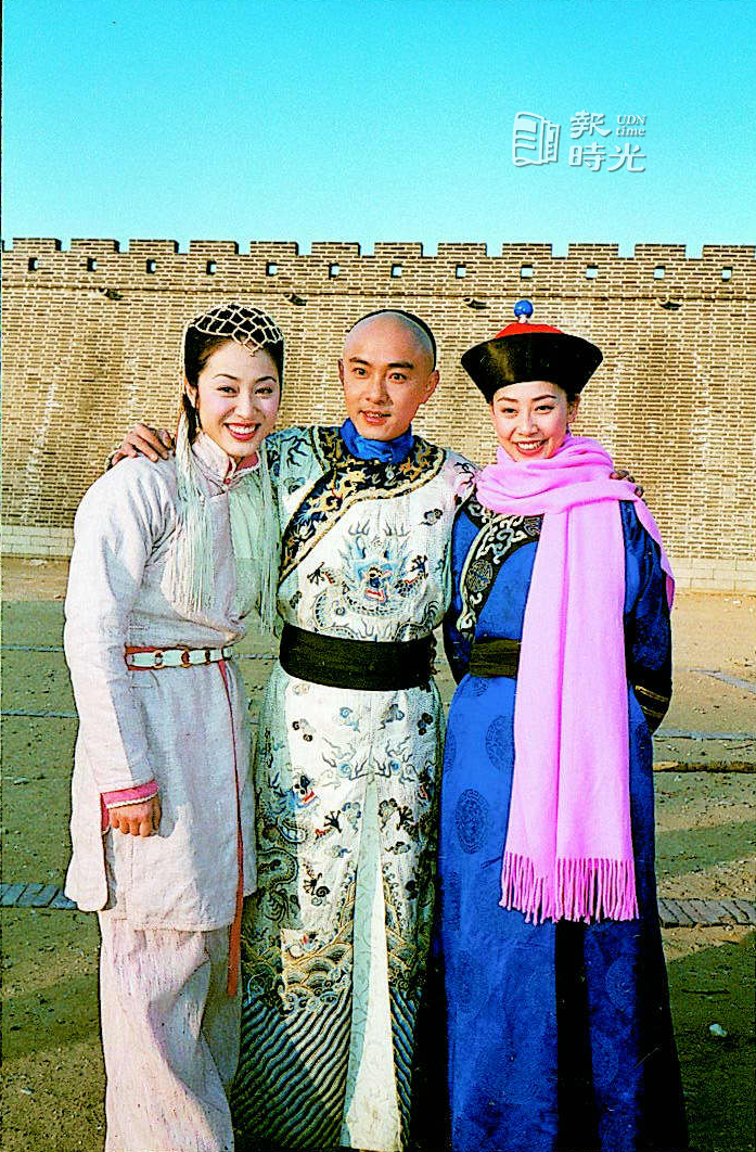 陳法蓉（左起）、張衛健與張茜合作的「鹿鼎記」是華視八點寄予厚望的超級戰備戲碼。圖\聯合報系資料照（2000/06/02　張寧攝影） 
