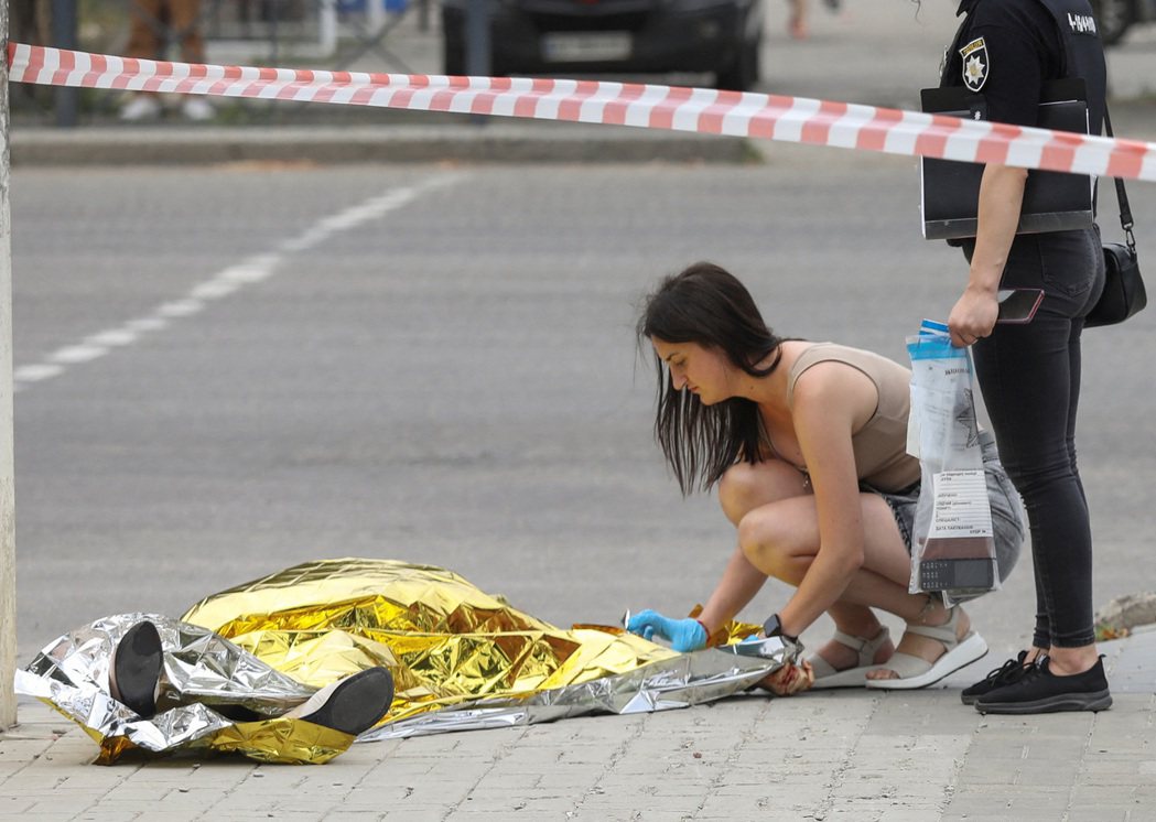 尼古拉耶夫街頭，遭導彈攻擊波及致死的遺體。 圖／路透社
