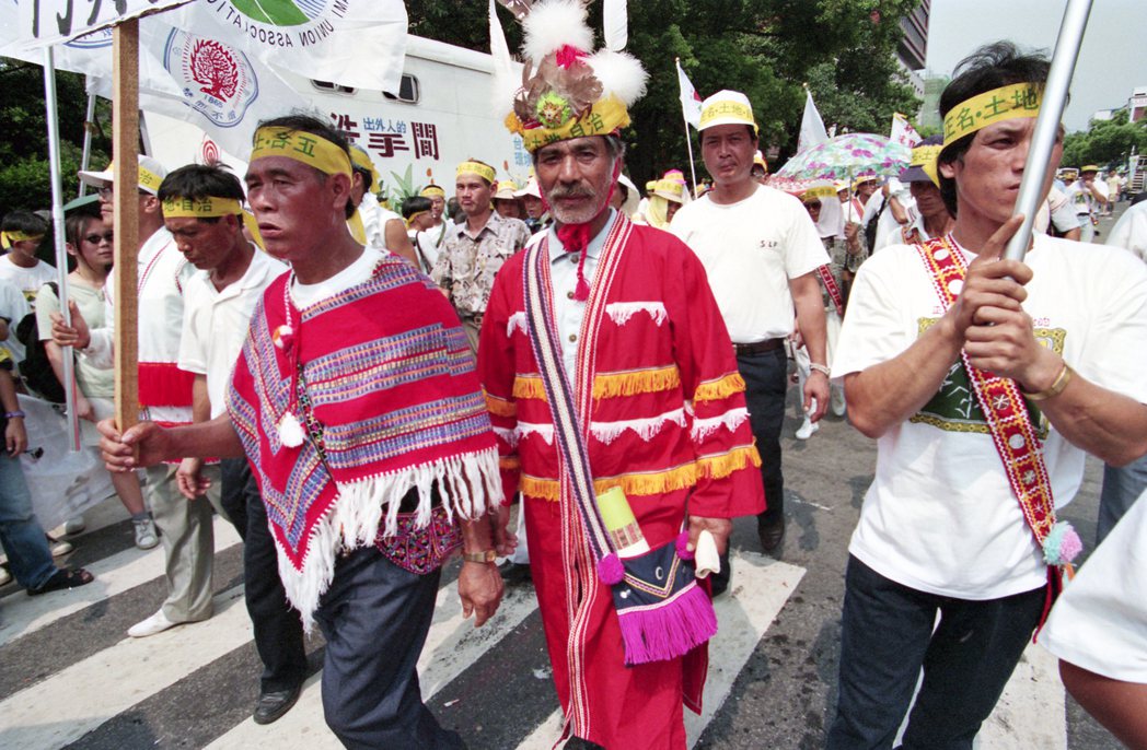 1994年原住民族團體爭取「正名權、土地權、自治權」入憲，至總統府遊行請願。 圖／聯合報系資料照片