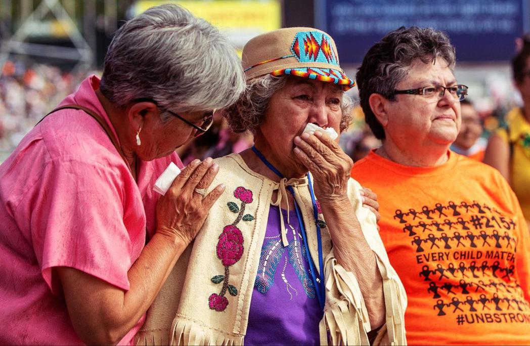 加拿大原住民族人在教宗拜訪、發表談話期間哭泣。 圖／美聯社