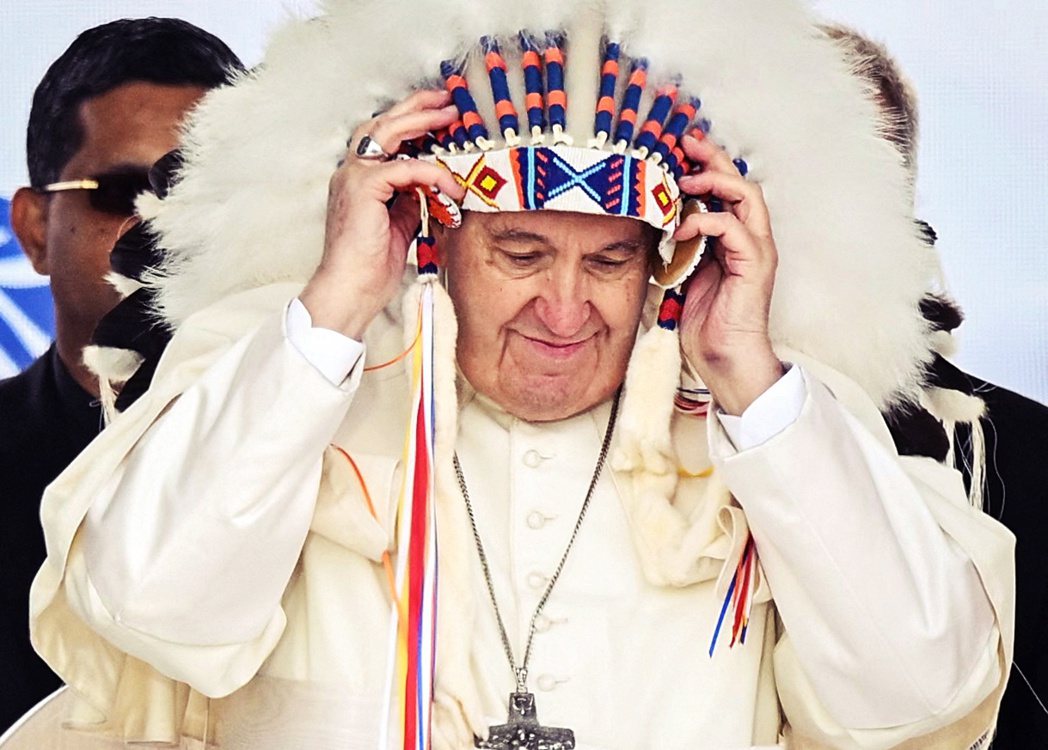 教宗7月25日在亞伯達省最大原住民社區馬斯克瓦西斯，戴上原住民代表送給他的傳統頭...
