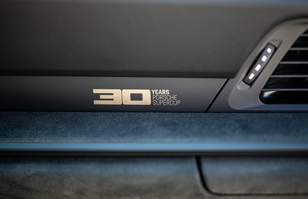 周年紀念標誌印記在車輛內部，賦予其獨一無二的特徵。 圖／Porsche提供
