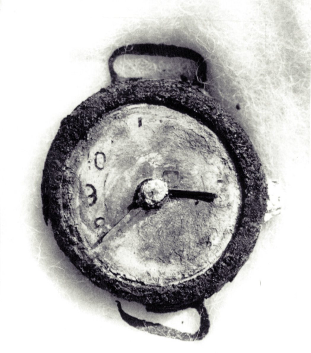 在廣島原爆的一片廢墟中發現的手錶殘骸，上面的時間停在1945年8月6日上午8點1...