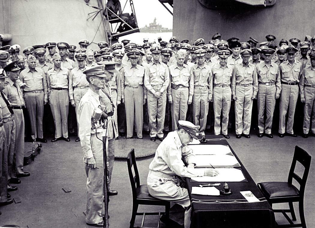 1945年9月2日，盟軍統帥麥克阿瑟在密蘇里號航空母艦上簽署日本投降文件。 圖／...