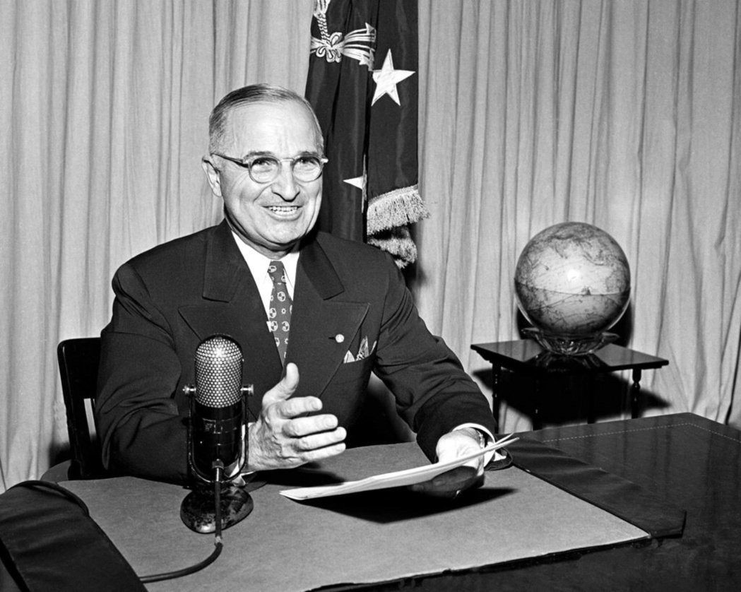 1945年9月1日，時任美國總統杜魯門在白宮，透過廣播正式宣布日本投降的消息。 ...