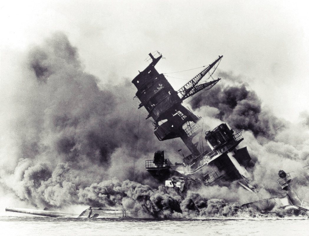 1941年12月7日，日本偷襲珍珠港，亞利桑那號戰艦受襲沉沒。也正是珍珠港事件後...