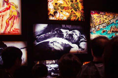 廣島和平紀念館中，原爆的傷者照片與相關藝術創作。 圖／美聯社　