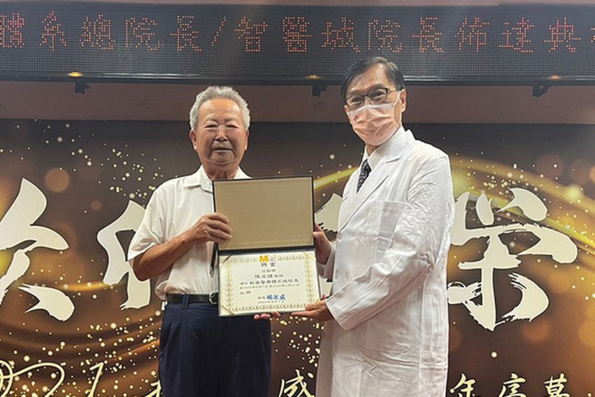 敏盛醫療體系總裁楊敏盛(左)頒發佈達證書給總院長陳文鍾。 敏盛綜合醫院/提供