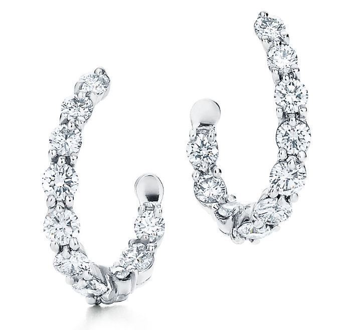 Tiffany圈形鉑金鑲鑽耳環，25萬8,000元。圖／Tiffany提供