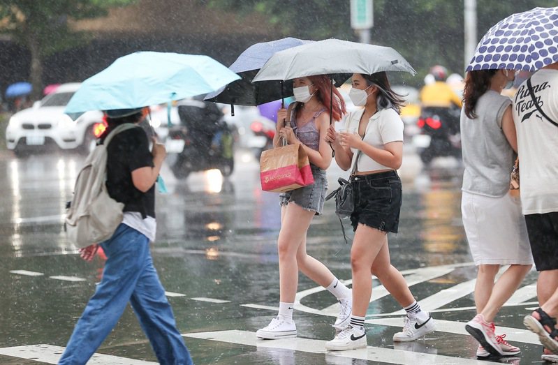 今日起至周四全台受低壓帶影響降雨明顯，民眾外出需多注意。本報資料照片