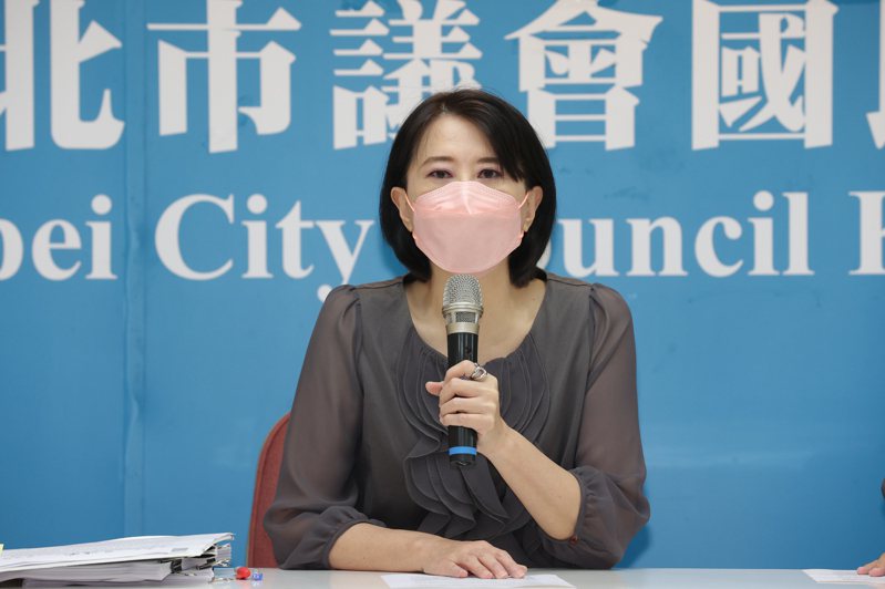 台北市議員王鴻薇今開記者會批評陳明通挺林智堅是狼狽為「堅」。記者許正宏／攝影