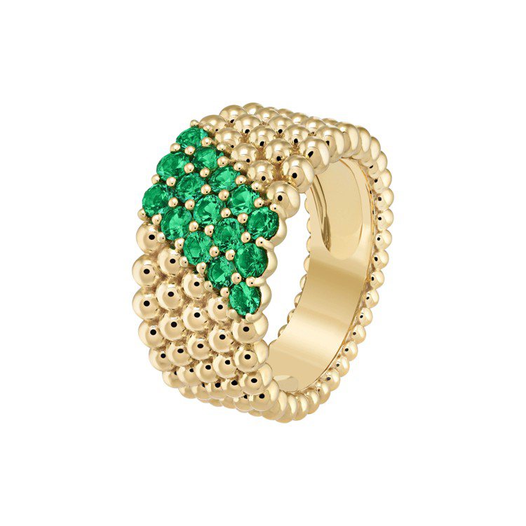 Van Cleef & Arpels Perlée couleurs戒指，5排黃K金圓珠鑲嵌祖母綠，約38萬5,000元。圖／梵克雅寶提供