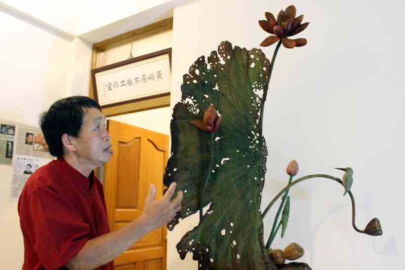 鹿港木雕師黃媽慶仿實物的立體雕相當傳神。記者林敬家／攝影